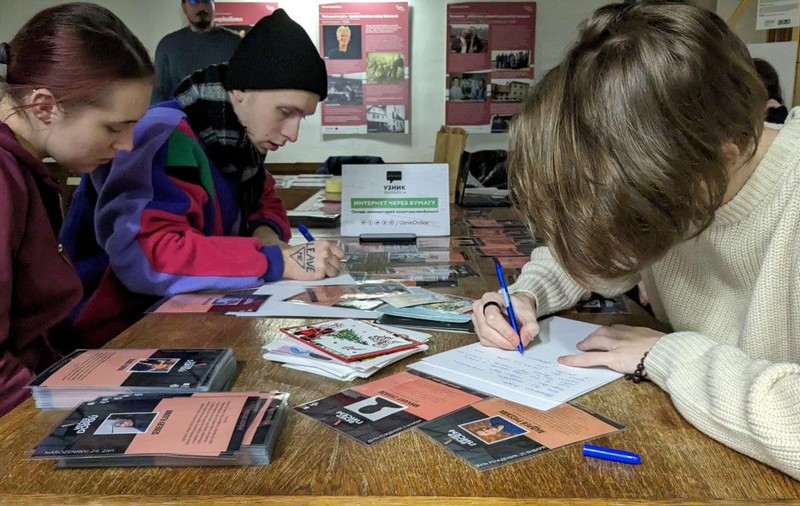 Rezistența prin scrisori a deținuților politic din Rusia. Mii de oameni din toată lumea le scriu, ca „să știe că nu sunt uitați”