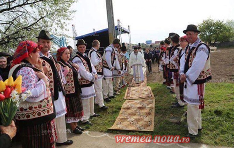Sătenii au întins covoarele în fața episcopului Huşilor la sfinţirea locului unei biserici FOTO