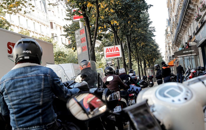 20% dintre benzinăriile din Franța se confruntă cu lipsa de combustibil. Grevele din rafinării continuă