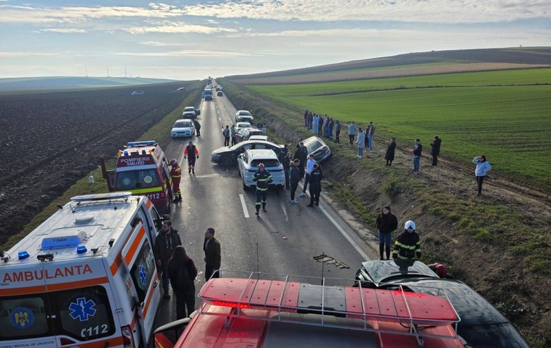 Accident cu șapte mașini implicate în județul Covasna: cinci persoane, între care un copil, au ajuns la spital