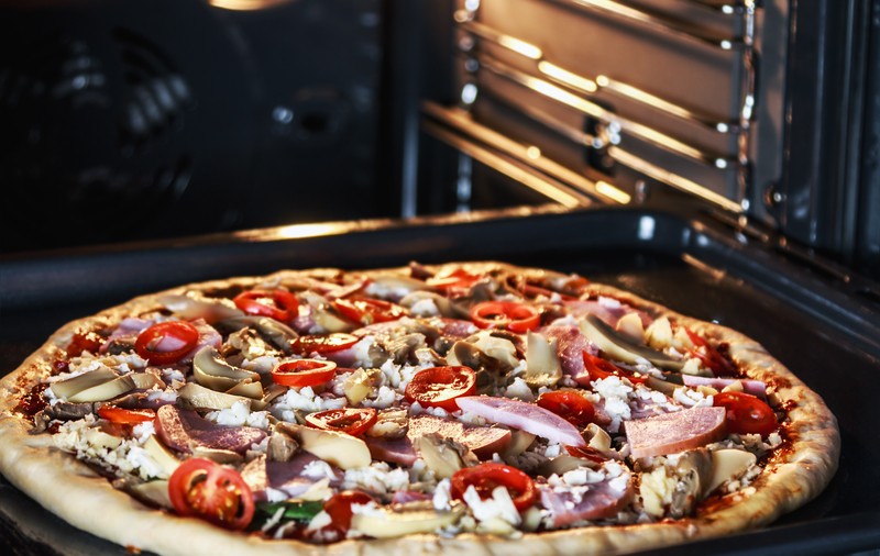 La ce temperatură se coace pizza în cuptorul electric