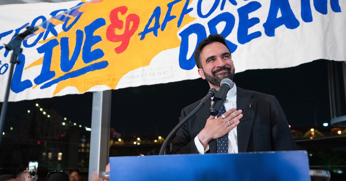 Zohran Mamdani sărbătorește victoria, alături de susținătorii săi, în alegerile primare democrate pentru nominalizarea candidatului la primăria New York Foto: Profimedia