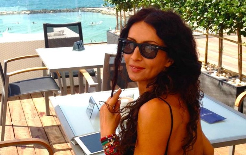 AŞA NU AR FI APĂRUT NICIODATĂ PE STRADĂ ÎN ROMÂNIA! Iat-o pe Mihaela Rădulescu cu CHILOŢII LA VEDERE într-o ROCHIE TRANSPARENTĂ la plimbare prin Monaco! FOTO