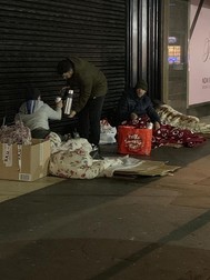 Anil și prietenii ei împart mâncare și băuturi calde oamenilor fără adăpost. Foto: Anil Blaggan