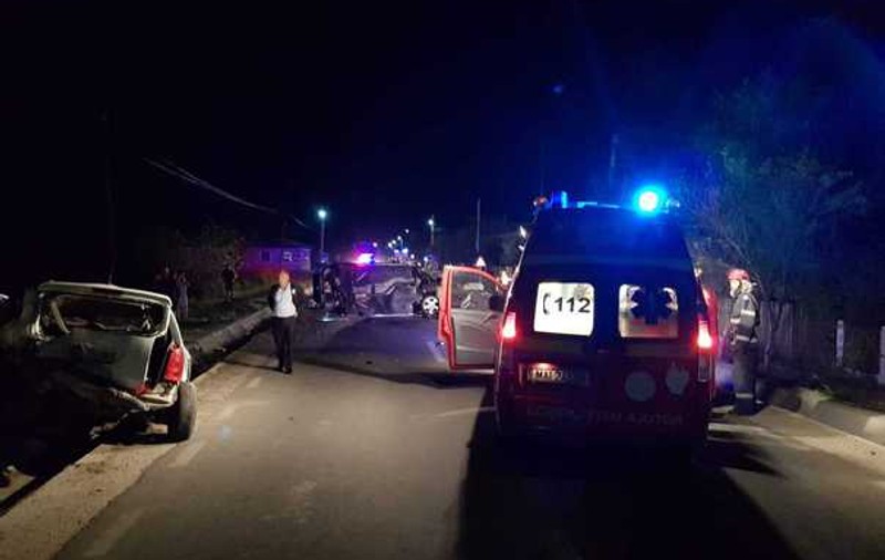 Două autoturisme s-au ciocnit duminică dimineață, în localitatea Comani. Care este bilanțul victimelor |FOTO