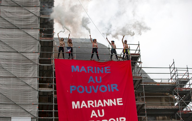 FOTO| Protest feminist împotriva lui Le Pen chiar în fața secție în care a votat aceasta