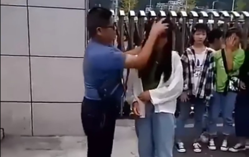 Elevele de la o școală din China, demachiate de un profesor în stradă