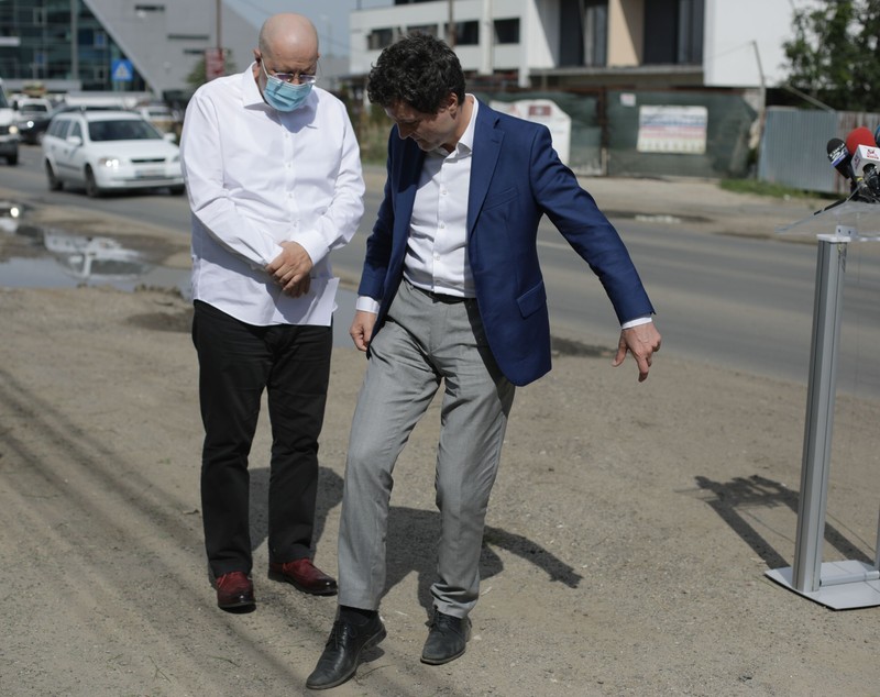 Conferință de presă cu scandal. Nicușor Dan și viceprimarul Bădulescu s-au îmbrâncit: “Eşti mână în mână cu mafia PNL” vs. “Du-te, domnule, de aici!”