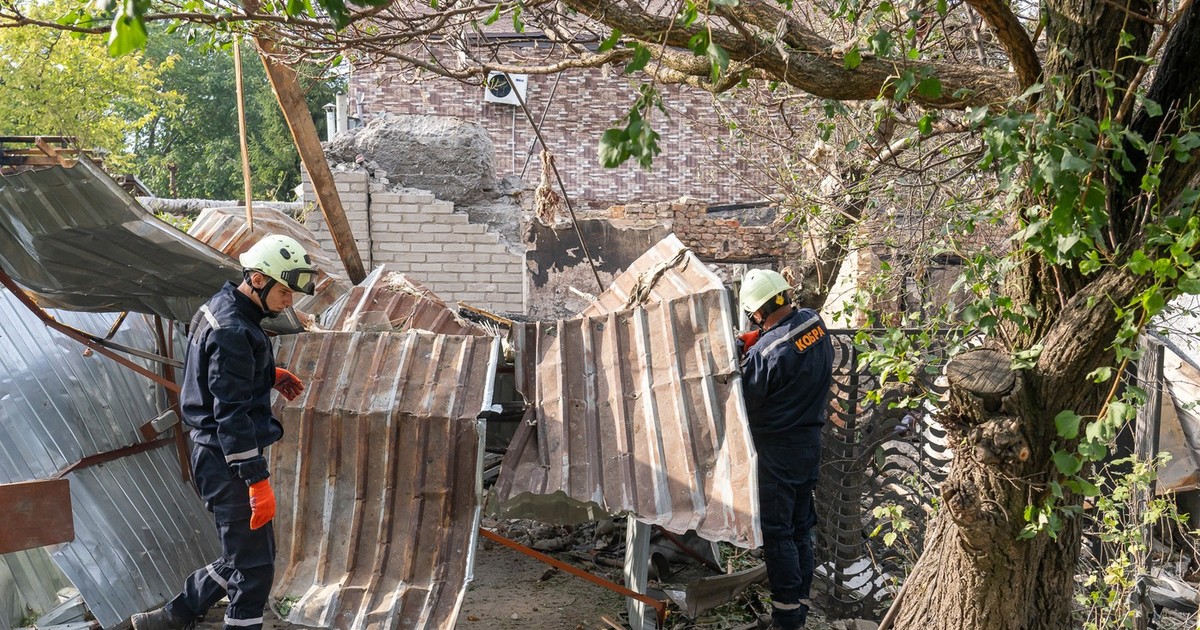 Salvatori ucraineni intervin la locul unui atac cu drone în Zaporojie Foto: Profimedia
