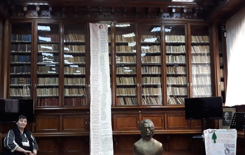 Cele 98 de strofe din Luceafărul, ”scrise” cu ața și acul pe o pânză de șapte metri. Maria Todor din Cugir a lucrat trei ani pentru a coase pe cânepă poezia lui Eminescu