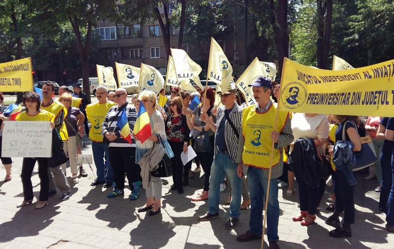 Protest al profesorilor la Timișoara. Dascălii cer mărirea costului standard pentru elevi și „Școli și spitale, nu biserici”/FOTO