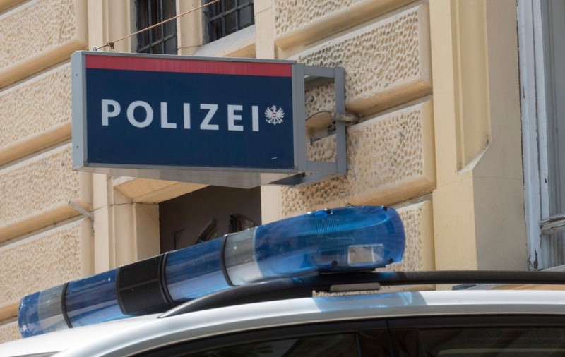 O polițistă falsă a obținut 440.000 de euro înșelând bătrânii aflați la mii de kilometri distanță