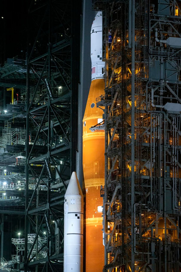Racheta SLS, cu capsula Orion, care va fi trimisă spre Lună Foto: EPA