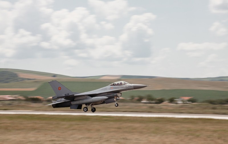 Alte trei avioane F-16 cumpărate din Norvegia au ajuns în România. Cât au costat avioanele care fac tranziția spre F35
