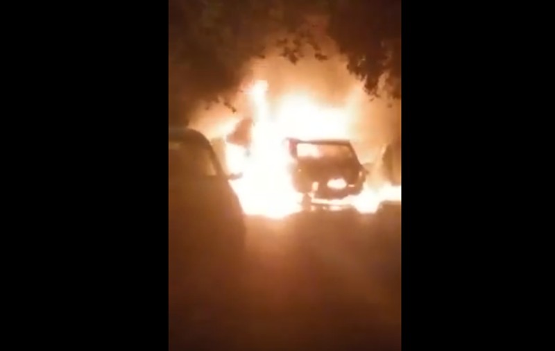 VIDEO Atac în stil mafiot la Constanța! O mașină a fost incendiată lângă o benzinărie