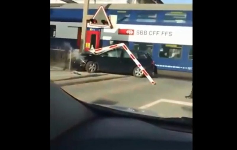 VIDEO | La un pas de moarte, după ce a vrut să ajute o șoferiță care a rămas blocată lângă linia de tren. Mașina a fost lovită în plin!