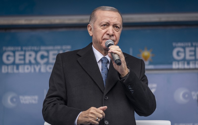 Erdogan, vizibil suprins de huiduielile la adresa unui candidat al partidului său, chiar în timp ce îl prezenta publicului în cadrul unui miting. VIDEO
