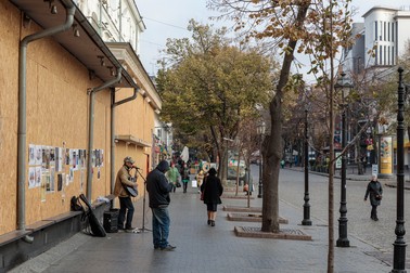 Pe strada Deribasovskaya, un bărbat cântă la chitară