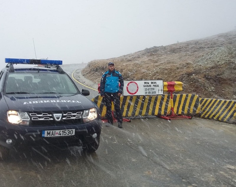 Turiști blocați în zăpadă pe Transalpina, pe un drum care era închis. Cum au încercat să se salveze / FOTO
