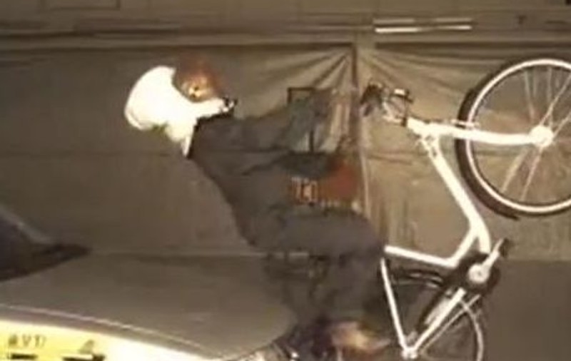 S-a inventat airbagul pentru biciclişti! Uite cum funcţionează! | VIDEO