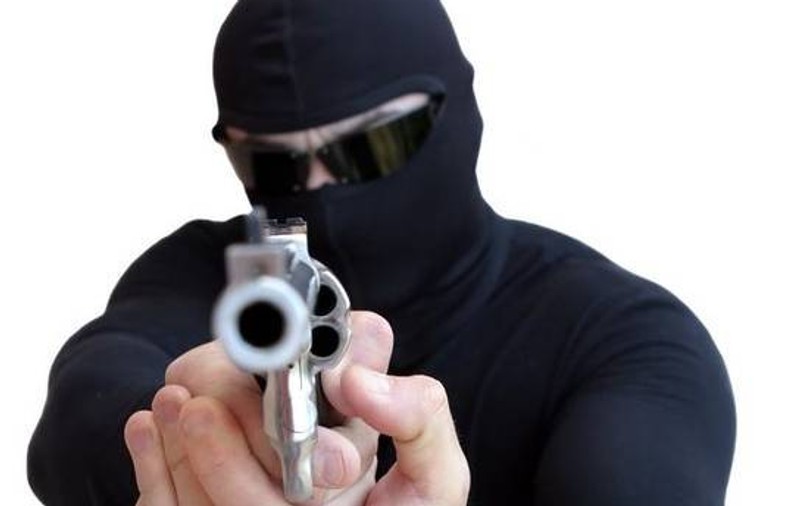 Condamnaţi la închisoare după ce au minţit pentru ruda lor, un tâlhar care a jefuit o bancă