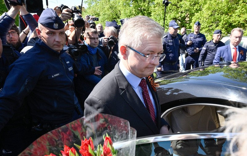 Ambasadorul rus în Polonia, împiedicat să depună flori la mausoleul sovietic din Varşovia, după ce anul trecut fusese stropit cu vopsea roșie
