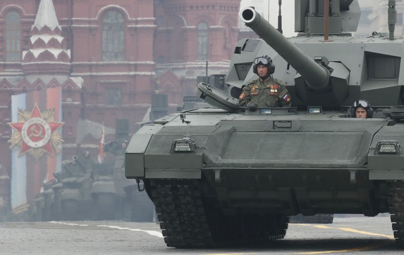 Imagini bizare în Rusia: un militar și-a cerut iubita în căsătorie cu o formație de tancuri așezate în formă de inimă