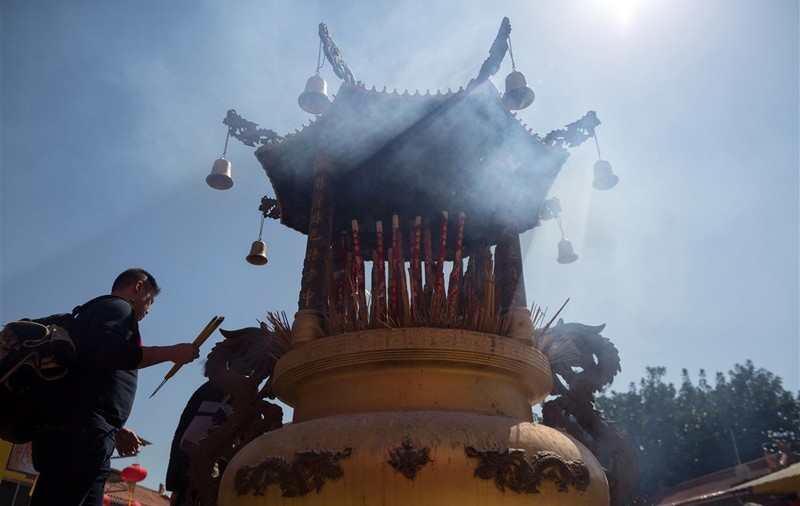 Tinerii chinezi fără locuri de muncă își caută consolarea în temple. Cozile se întind pe sute de metri