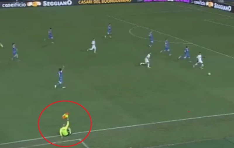 La pământ, dar cu steagul ridicat. Un arbitru din Italia, protagonistul unei faze comice