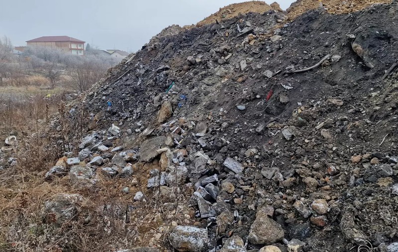 Cum se clasează un dosar de îngropare a deșeurilor. Parchetul nu poate stabili cantitatea de gunoi pusă în pământ de firma Primăriei Sector 3 înainte și după intrarea în vigoare a legii
