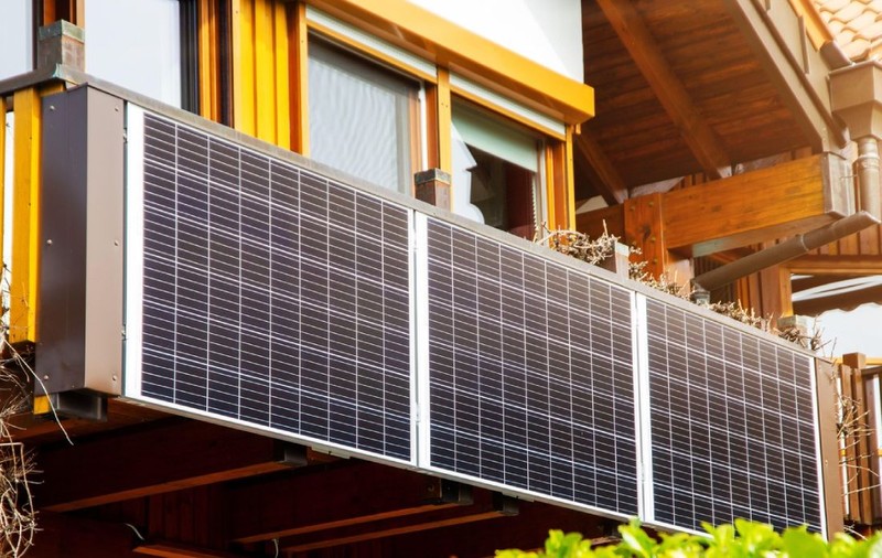 Centralele electrice de balcon, conectate direct la priză, pe care românii nu au voie să le instaleze, au ajuns un trend în Europa
