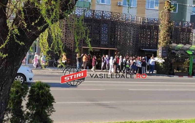 Video | Bătaie ca-n filme în fața unui magazin pentru mâncare. Agresorii, calmați de poliție