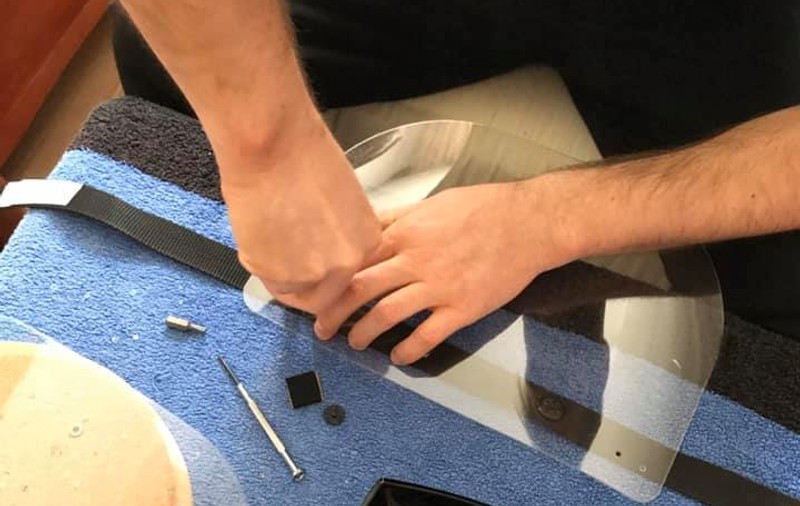 Viziere imprimate 3D produse și donate medicilor de „Inorogii” din Bârlad. Elevii din cercul de robotică s-au mobilizat de acasă