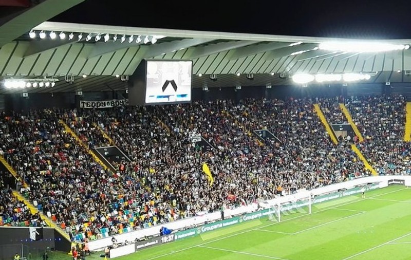 Protest în Italia: ”Gata cu stranierii!”. Un român a jucat la echipa ai cărei fani au luat foc pe străini