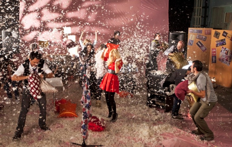 Foto & Video | De Valentine’s Day, Simona Gherghe, Dan Capatos, Răzvan şi Dani vă invită la cea mai mare bătaie cu perne din ţară
