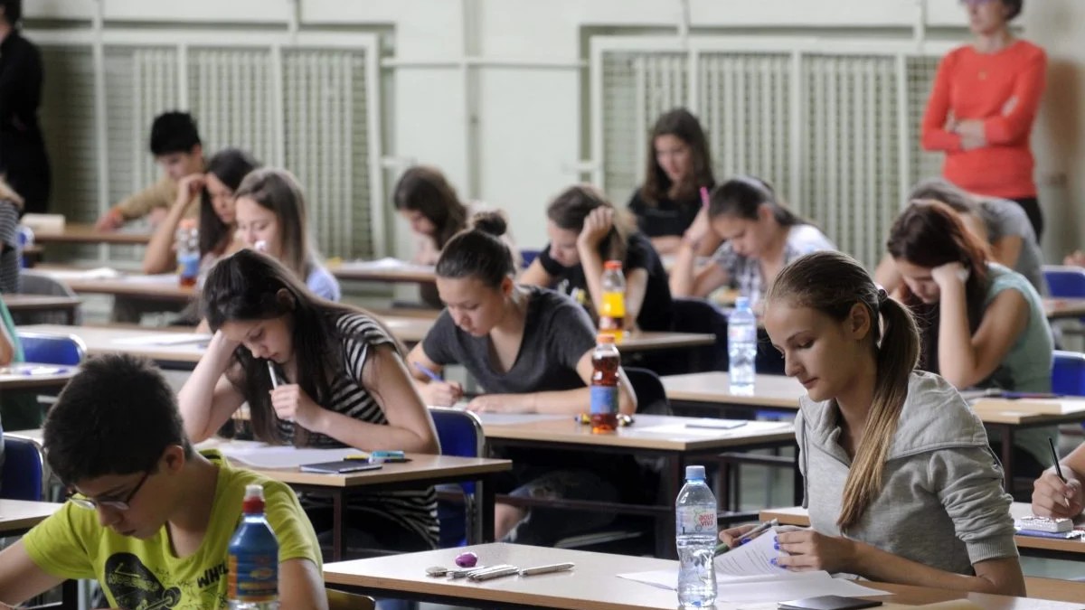 elevi in sala de examen