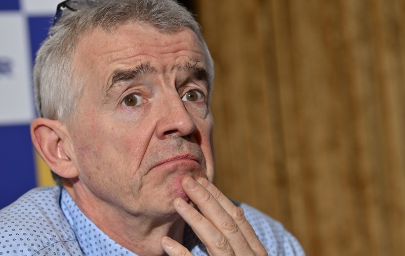 Directorul Ryanair, lovit în față cu plăcinte cu frișcă de către două activiste de mediu, la Bruxelles | VIDEO
