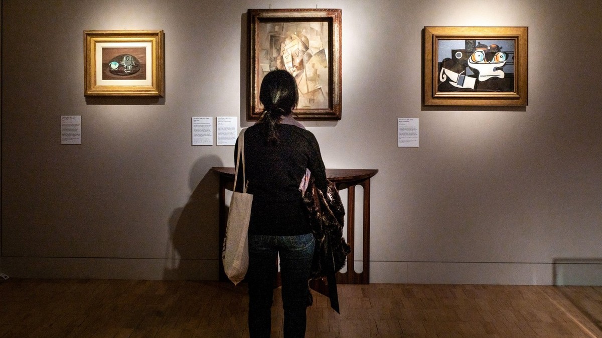 femeie care privește picturi Pablo Picasso la muzeul Fitzwilliam din Cambridge