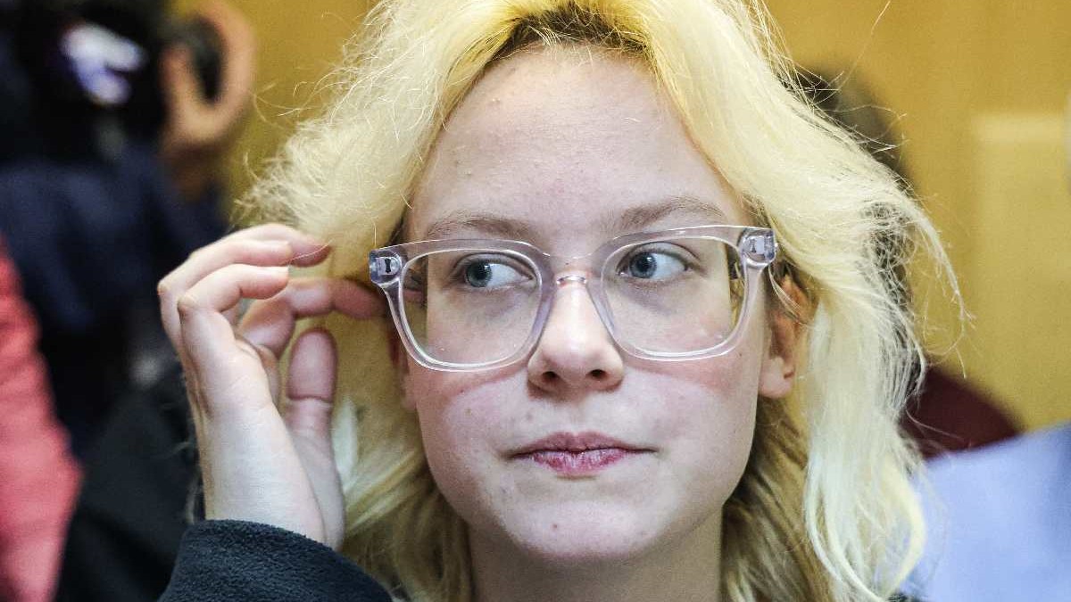 Cântăreața stradală Diana Loginova (Naoko) participă la o audiere la o instanță din Sankt Petersburg pe 28 octombrie 2025
