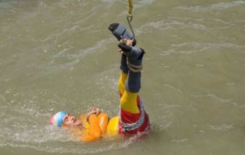 Un magician indian, care a încercat trucul celebru al lui Houdini, a dispărut în râu