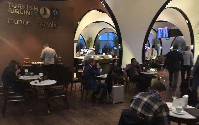 Selecționerul Christoph Daum, surprins în timp ce bea un pahar cu vin în aeroportul din Istanbul