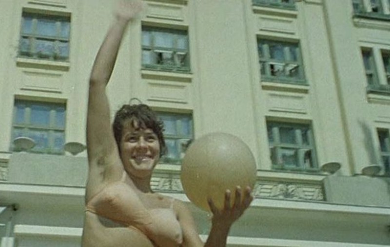 ROMÂNIA, 1961! Cum se vedea Bucureştiul COLOR. Biserici, pieţe pline şi fete cu păr subraţ| VIDEO