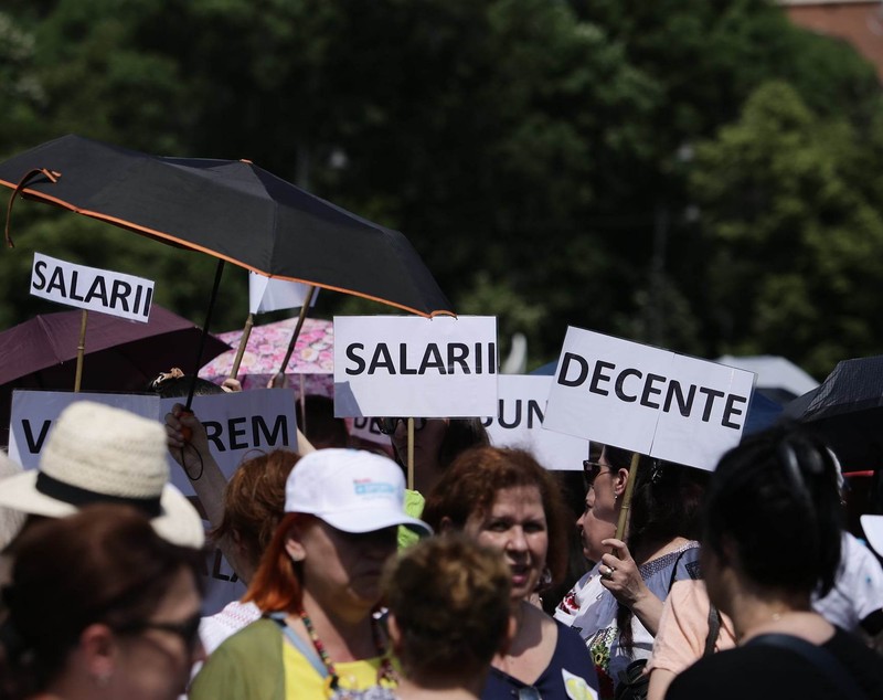 „Nu se poate România educată, cu salarii de altădată”. Mii de cadre didactice au protestat în stradă, în a patra zi de grevă