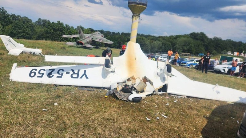 La sosirea echipajelor, ambele victime erau prinse în epava avionului. Foto: Facebook / Observatorul Național TV