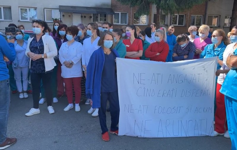 VIDEO | Protest în curtea spitalului din Aiud. Zeci de cadre medicale angajate în perioada pandemiei de COVID urmează să fie concediate