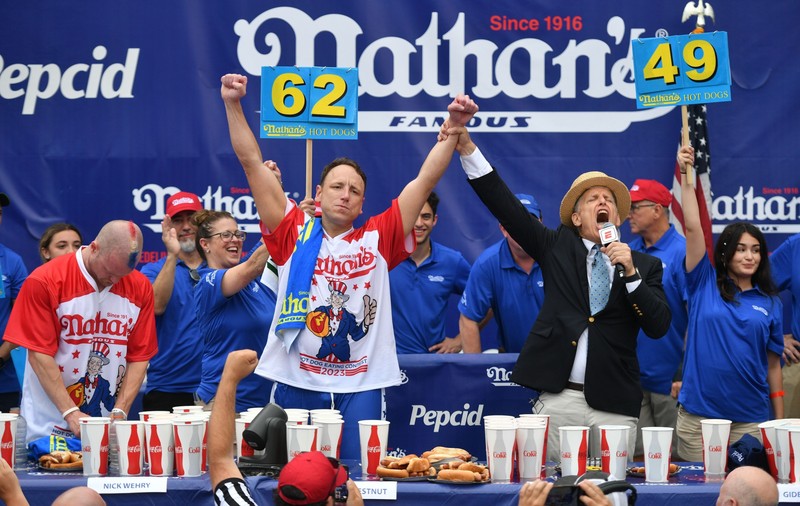 Motivul pentru care cel mai rapid mâncător de hotdogi din lume a fost interzis la Campionatul Mondial, după 19 participări consecutive