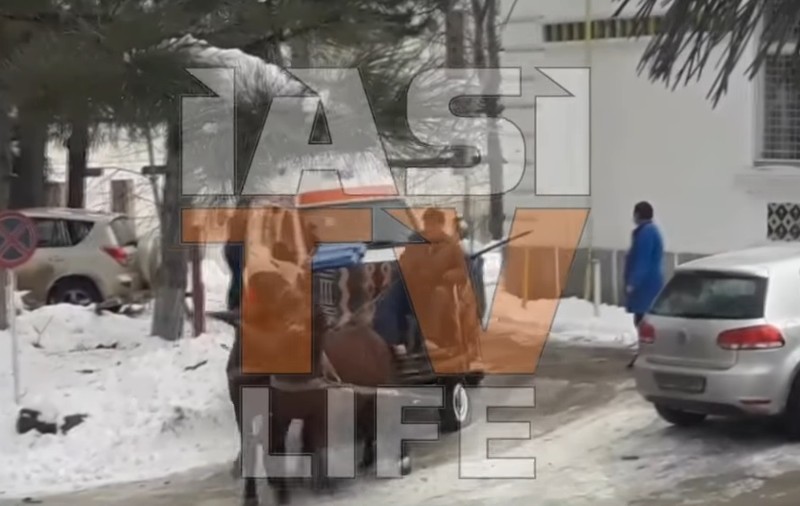 O ambulanță a fost trasă de cai la Institutul de Psihiatrie Socola. A rămas înzăpezită chiar în curtea unității medicale | VIDEO