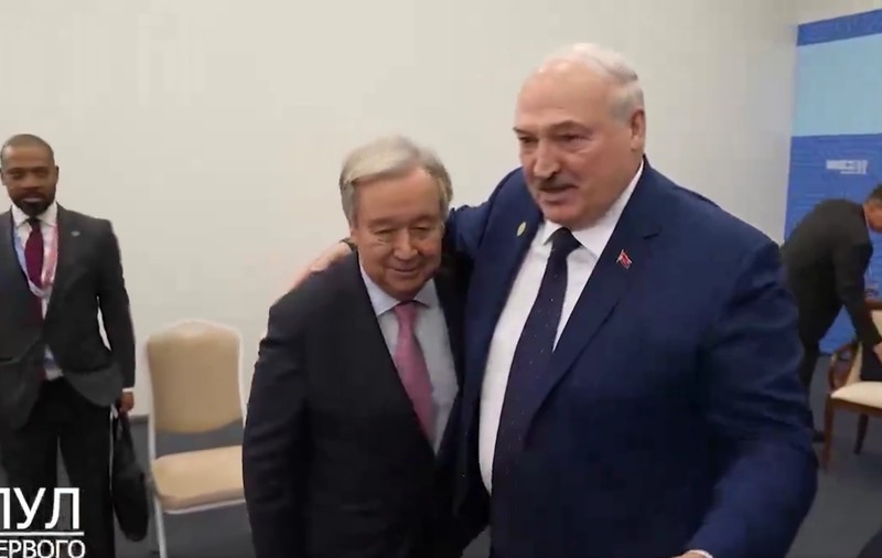 Secretarul general al ONU, António Guterres, se îmbrățișează cu liderul Belarusului, Alexandr Lukașenko. Acesta este un aliat al lui Putin | VIDEO