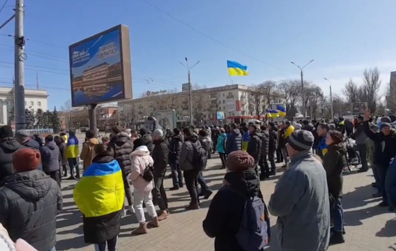 Proteste în mai multe orașe ocupate de forțele ruse. Mii de oameni au ieșit în stradă cu steagurile Ucrainei