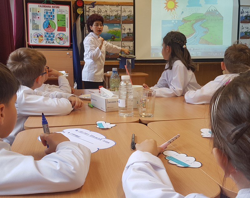 VIDEO/ Consuela, profesoara „altfel” din Rahova. Elevii ei nu stau în bănci și participă fiecare la experimente și activități